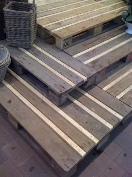 Piso de madeira reutilizada e paletes