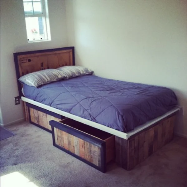 Cama com duas gavetas em madeira reutiliz�vel