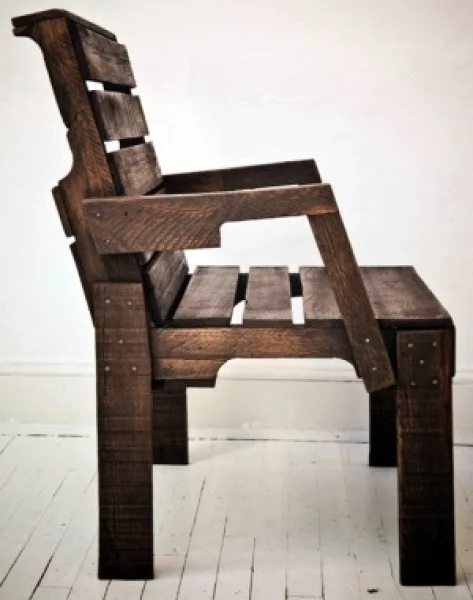 Peda�os de madeira viram uma cadeira estilosa
