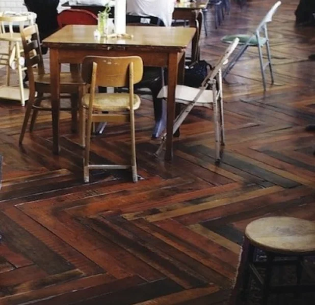Piso com madeira reutilizada
