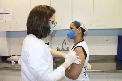 Profissionais do Hospital Estadual recebem primeiras doses de Coronavac