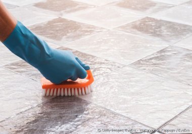 M�todo de limpeza para piso encardido e rejunte.