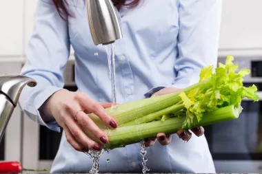 Como lavar corretamente frutas e verduras.
