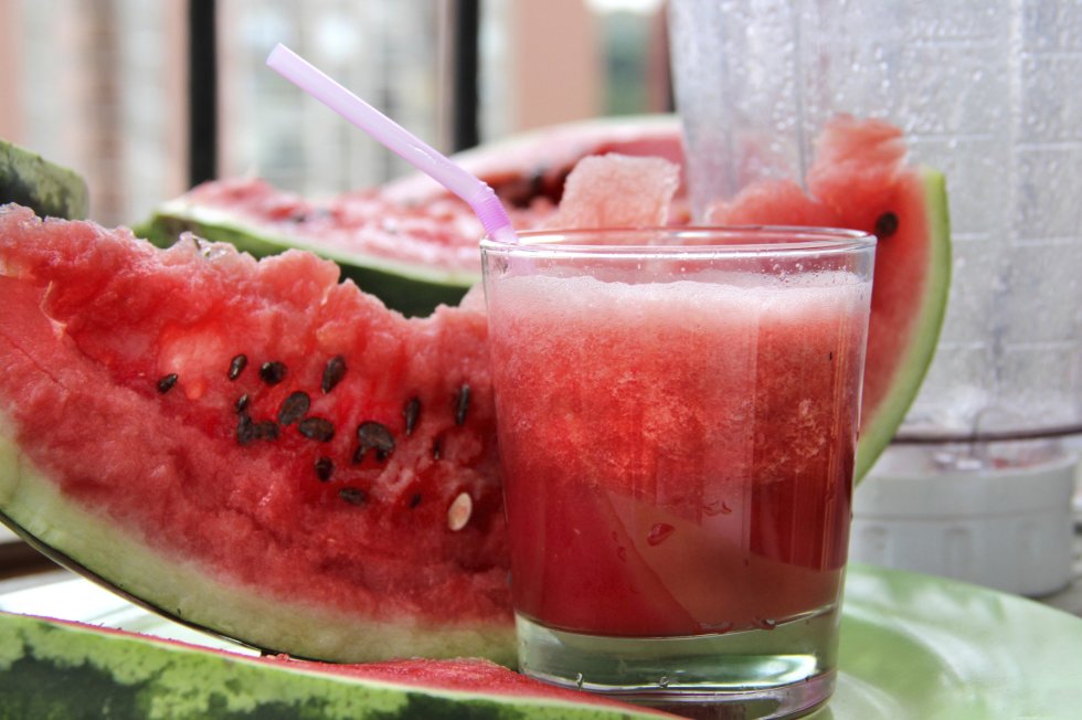 Suco vermelho deixa a pele mais jovem. Veja benef�cios e receita