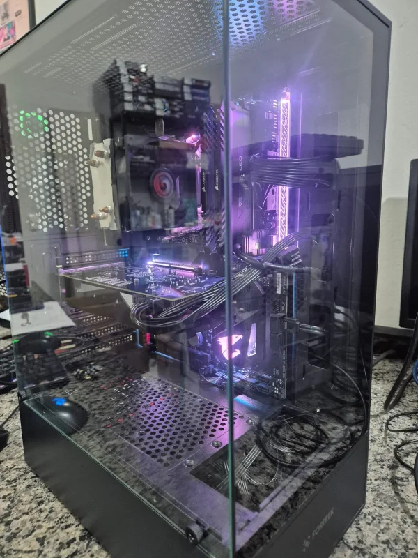 Computador Usado Core I5-8600k 3.6GHZ, Placa M�e Gigabyte Z370 Aorus, Mem�ria 16GB DDR4, SSD 480GB, Placa De Video GTX 550TI, Fonte 500W Real e Gabiente Crystal
