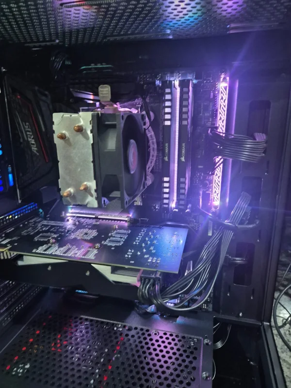 Computador Usado Core I5-8600k 3.6GHZ, Placa M�e Gigabyte Z370 Aorus, Mem�ria 16GB DDR4, SSD 480GB, Placa De Video GTX 550TI, Fonte 500W Real e Gabiente Crystal