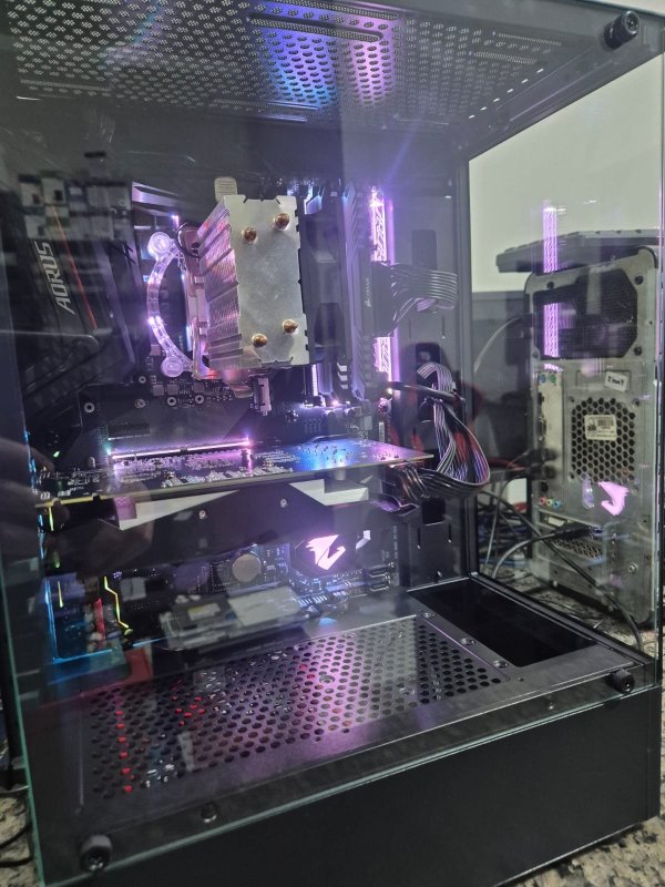 Computador Usado Core I5-8600k 3.6GHZ, Placa M�e Gigabyte Z370 Aorus, Mem�ria 16GB DDR4, SSD 480GB, Placa De Video GTX 550TI, Fonte 500W Real e Gabiente Crystal