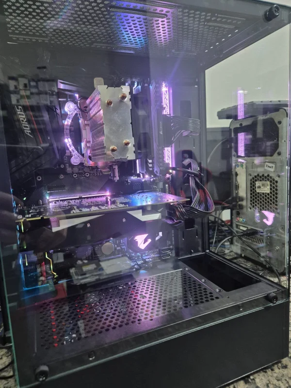 Computador Usado Core I5-8600k 3.6GHZ, Placa M�e Gigabyte Z370 Aorus, Mem�ria 16GB DDR4, SSD 480GB, Placa De Video GTX 550TI, Fonte 500W Real e Gabiente Crystal
