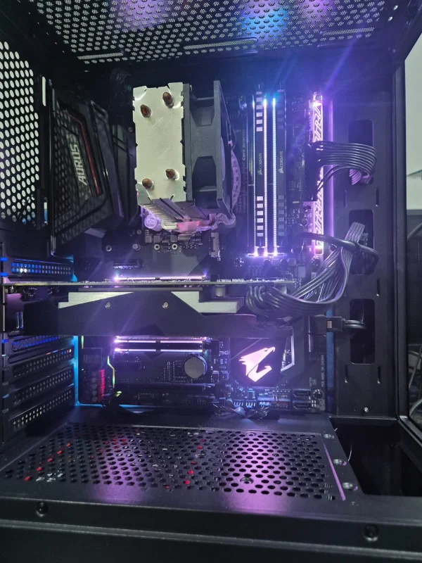 Computador Usado Core I5-8600k 3.6GHZ, Placa M�e Gigabyte Z370 Aorus, Mem�ria 16GB DDR4, SSD 480GB, Placa De Video GTX 550TI, Fonte 500W Real e Gabiente Crystal