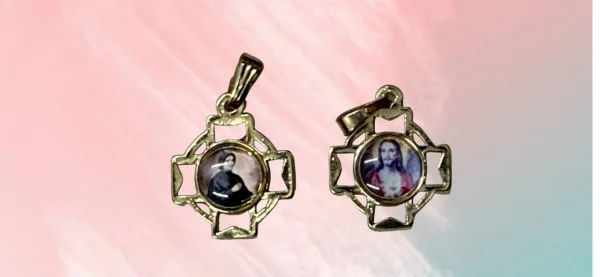 MEDALHA CRUZ DOURADA PERSONALIZADA