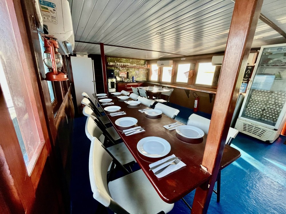 O Iate Amaz�nia tem 14 su�tes. Hospedagem fluvial de alto n�vel e muito conforto. Pesca Esportiva, Eventos, Cruzeiros e Apoio Log�stico. Opera nos estados do Amazonas, Roraima, Rond�nia, Par� e Amap�. � o maior, o mais robusto e mais completo de sua categoria, com casco duplo refor�ado, dois propulsores e calado baixo de 1,10m, permitindo navega��o tanto em �guas rasas como em �reas turbulentas e profundas. Seguran�a e Sustentabilidade acima de tudo. Contato +55 (92) 99133-0999.