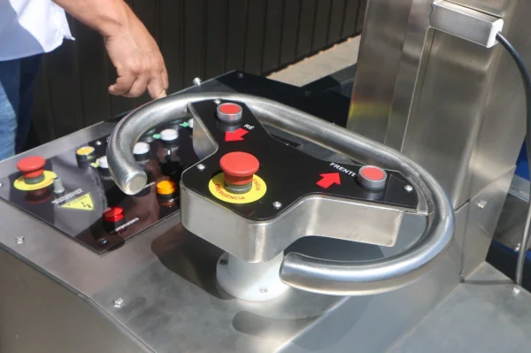 EBEI-08 Elevador e Entornador El�trico com Bateria - Tracionado