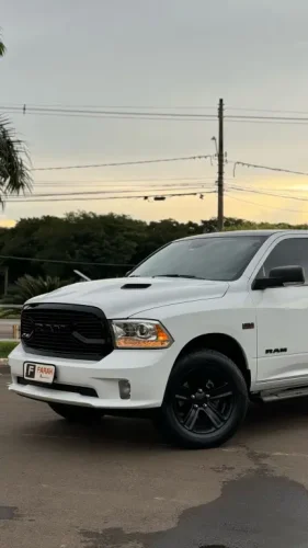 RAM 1500 5.7 V8 CLASSIC LARAMIE CABINE DUPLA 4X4 AUTOMTICO, Foto 4