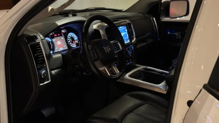 RAM 1500 5.7 V8 CLASSIC LARAMIE CABINE DUPLA 4X4 AUTOMTICO, Foto 25