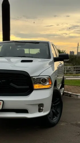 RAM 1500 5.7 V8 CLASSIC LARAMIE CABINE DUPLA 4X4 AUTOMTICO, Foto 8