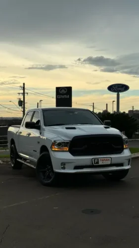 RAM 1500 5.7 V8 CLASSIC LARAMIE CABINE DUPLA 4X4 AUTOMTICO, Foto 1