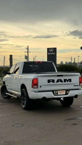 RAM 1500 5.7 V8 CLASSIC LARAMIE CABINE DUPLA 4X4 AUTOMTICO, Foto 10