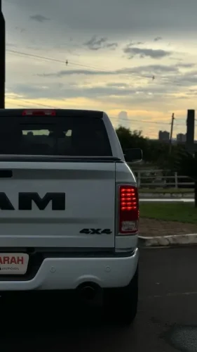 RAM 1500 5.7 V8 CLASSIC LARAMIE CABINE DUPLA 4X4 AUTOMTICO, Foto 17