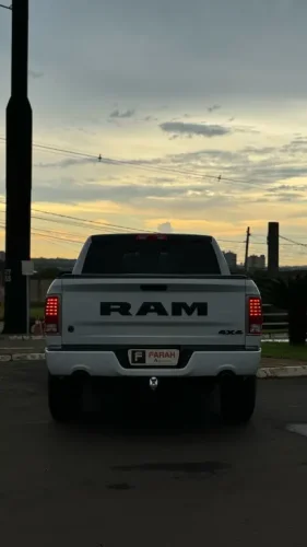 RAM 1500 5.7 V8 CLASSIC LARAMIE CABINE DUPLA 4X4 AUTOMTICO, Foto 14