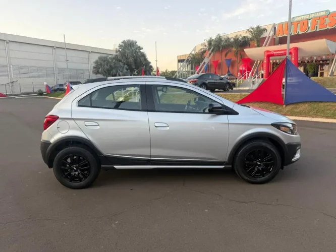 CHEVROLET Onix Hatch 1.4 4P FLEX ACTIV AUTOM�TICO, Foto 5