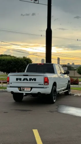 RAM 1500 5.7 V8 CLASSIC LARAMIE CABINE DUPLA 4X4 AUTOMTICO, Foto 12