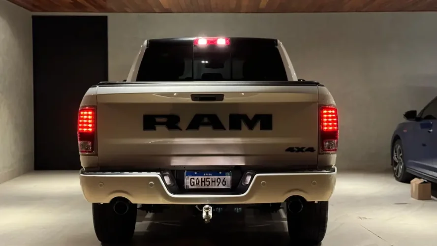 RAM 1500 5.7 V8 CLASSIC LARAMIE CABINE DUPLA 4X4 AUTOMTICO, Foto 2