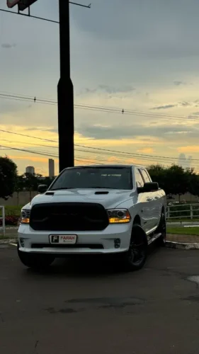 RAM 1500 5.7 V8 CLASSIC LARAMIE CABINE DUPLA 4X4 AUTOMTICO, Foto 7