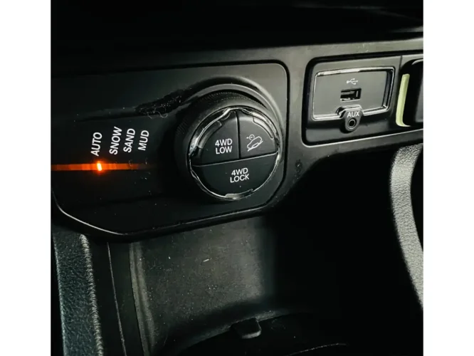 JEEP Renegade 2.0 16V 4P TURBO DIESEL LONGITUDE 4X4 AUTOM�TICO, Foto 8