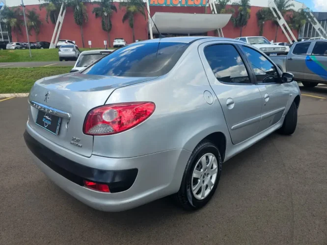 PEUGEOT 207 Sedan 1.4 4P PASSION XR FLEX, Foto 2