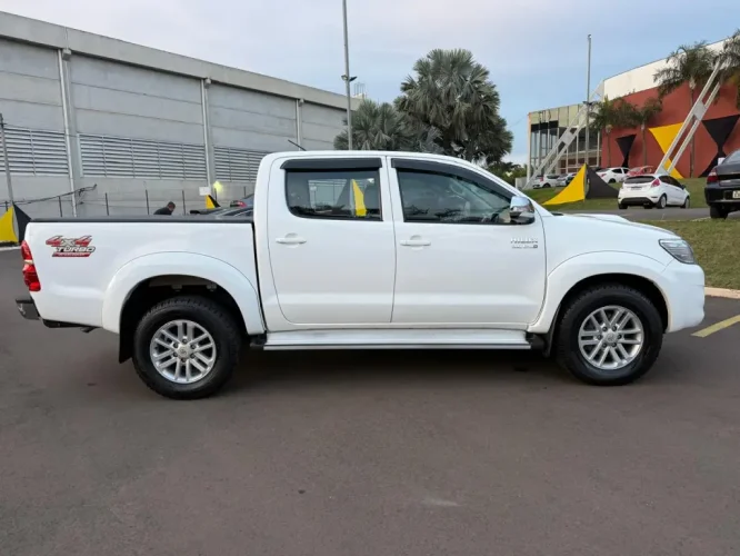TOYOTA Hilux Caminhonete 3.0 4P 4X4 SRV TURBO DIESEL CABINE DUPLA AUTOM�TICO, Foto 4