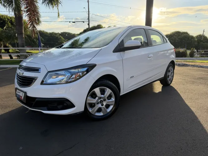 CHEVROLET Onix Hatch 1.4 4P FLEX LT, Foto 5