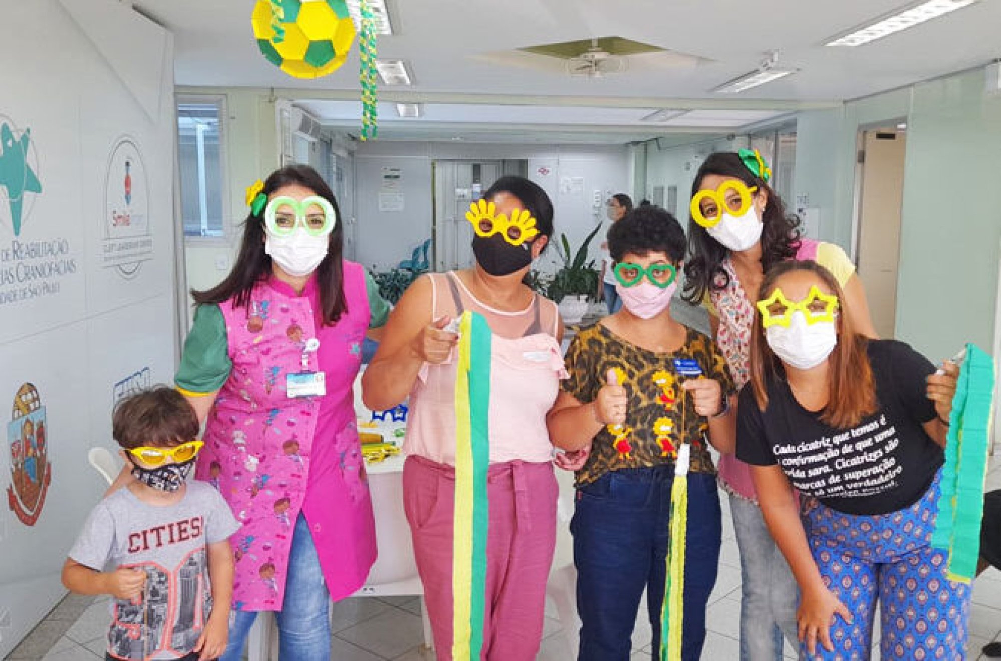 Copa do Mundo e humaniza��o: confec��o de balangand�, pintura facial e desenhos para colorir