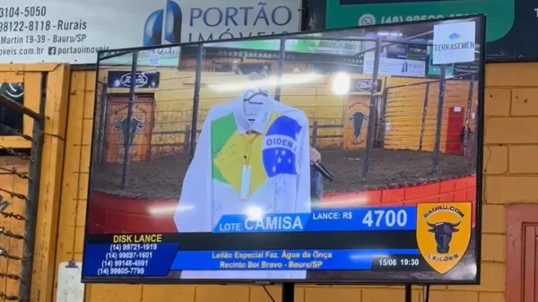 Camisa assinada pelo presidente Jair Bolsonaro � leiloada por R$ 11 mil em prol de hospital do c�ncer