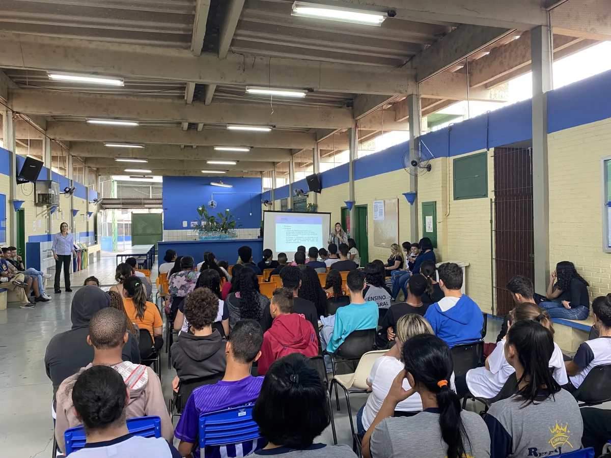 NAIC realiza palestra em escola Estadual de Agudos em prol  preveno do Cncer de mama
