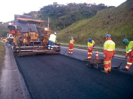 Cons�rcio Zopone/Estrutural executa obra na Autopista R�gis Bittencourt