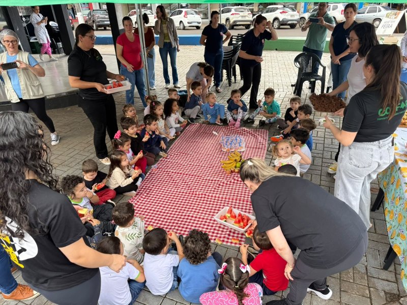 DIA MUNDIAL DA ALIMENTA��O � CELEBRADO COM PIQUENIQUE EDUCATIVO NA PRA�A DA AMIZADE EM DOIS VIZINHOS