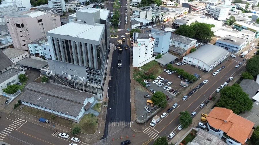 PREFEITURA CONCLUI RECUPERA��O DE TRECHO DA AV. DEDI B. MONTAGNER