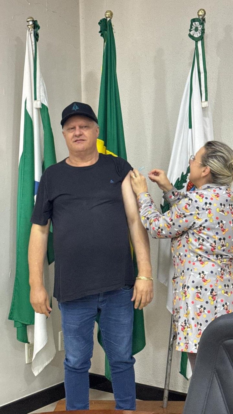 PREFEITO CARLINHOS RECEBE VACINA CONTRA A GRIPE E INCENTIVA POPULA��O A SE PROTEGER