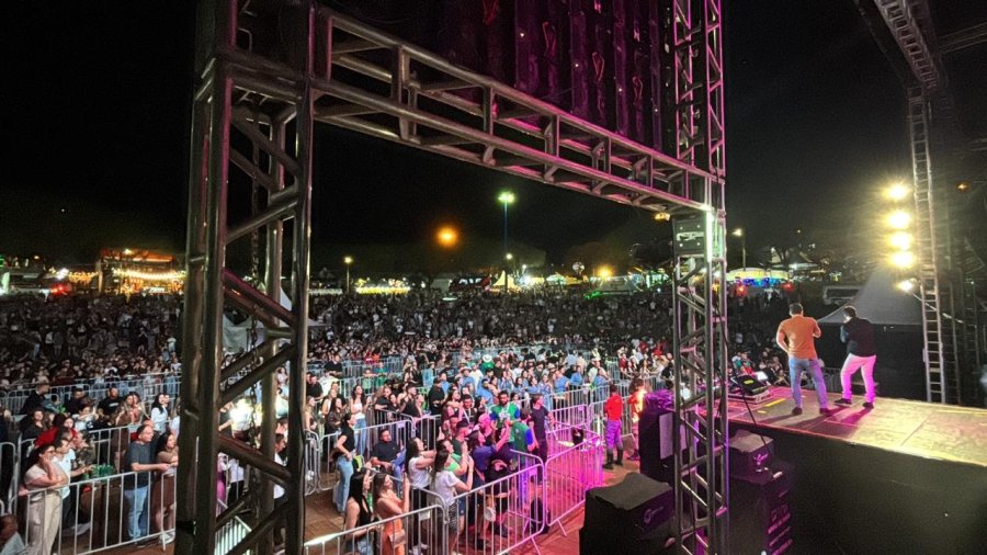 EXPOVIZINHOS 2025 ABRE EM GRANDE ESTILO COM SHOW DE CLAYTON & ROM�RIO