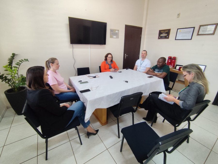 DOIS VIZINHOS FORTALECE A INCLUS�O DE IMIGRANTES COM FOCO NA EDUCA��O E NA DIGNIDADE HUMANA