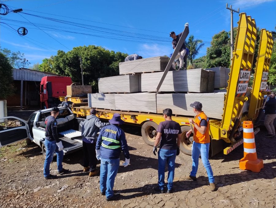 VILA RURAL CANARINHO RECEBE TELHAS E KITS DE EMERG�NCIA AP�S TEMPESTADE