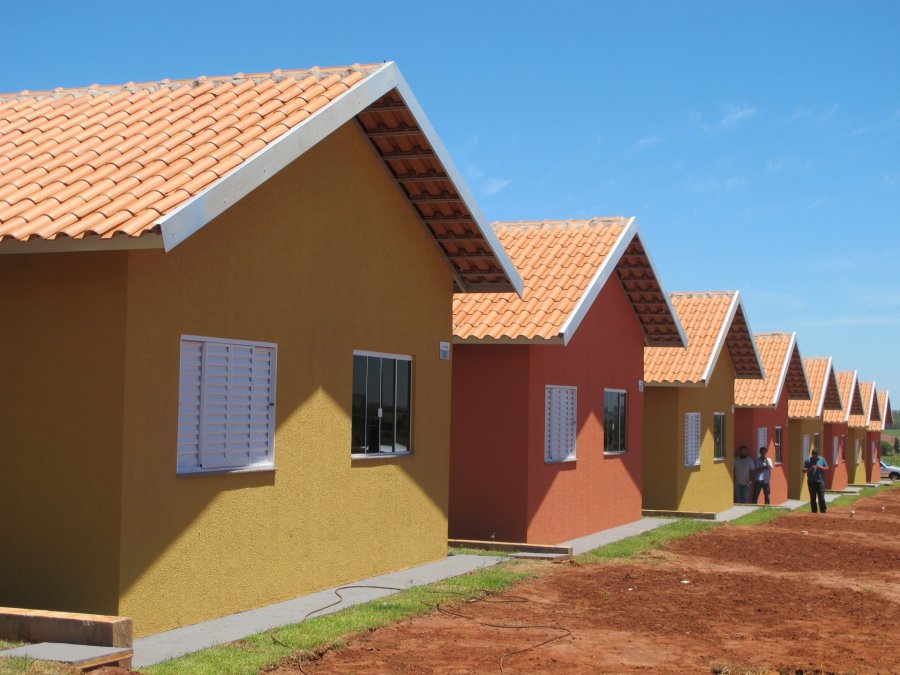 DOIS VIZINHOS AVAN�A EM BUSCA DE NOVAS CASAS POPULARES