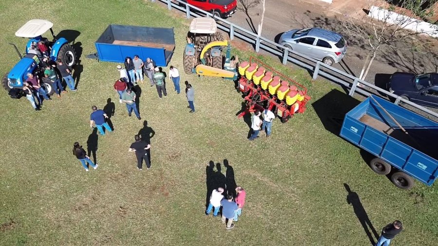 PRODUTORES RURAIS RECEBEM TRATORES E EQUIPAMENTOS AGR�COLAS