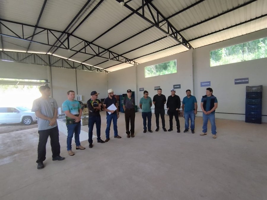 AGRICULTURA FAMILIAR DE DOIS VIZINHOS RECEBE BARRAC�O E EQUIPAMENTOS PARA FORTALECER A PRODU��O