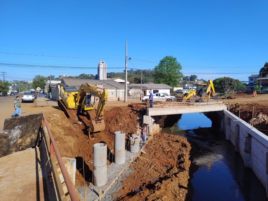 OBRAS DAS �PONTES G�MEAS� NA RUA MATO GROSSO EST�O EM RITMO ACELERADO