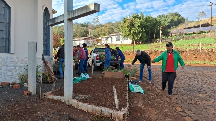 FLORES DESPERTAM NOVA VIDA �S COMUNIDADES RURAIS