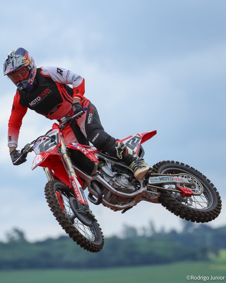 YURI SCHAUKOSKI A UM SALTO DO T�TULO PARANAENSE DE MOTOCROSS