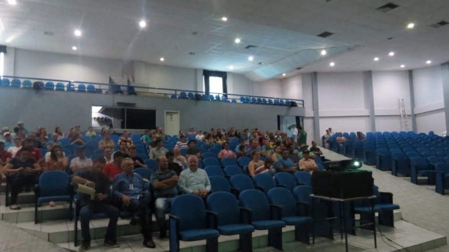 Dois Vizinhos Realizou Semin�rio Sobre Novas Regras para Produ��o de Leite.