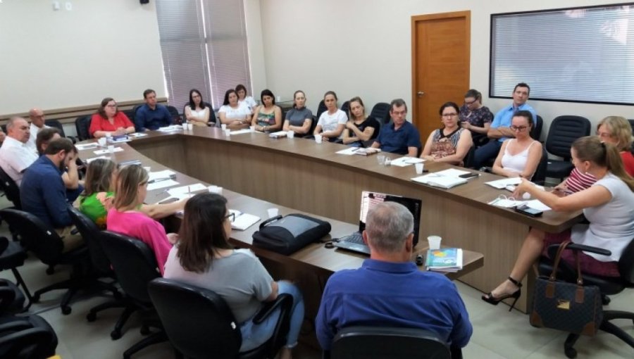 Dois Vizinhos Apresenta Proposta Descentraliza��o de Servi�os da Sa�de na Reuni�o do de Cresems