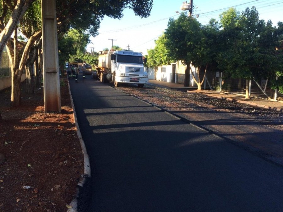 Seis Quadras do Bairro da Luz Est�o Recebendo Pavimenta��o Asf�ltica